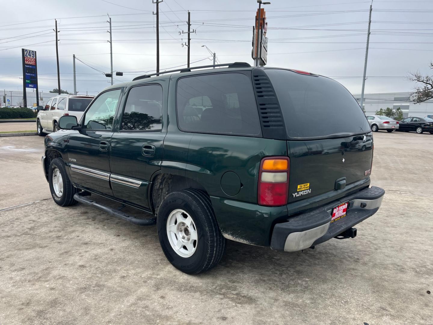 2004 green /TAN GMC Yukon 2WD (1GKEC13V94R) with an 4.8L V8 OHV 16V engine, 4-Speed Automatic Overdrive transmission, located at 14700 Tomball Parkway 249, Houston, TX, 77086, (281) 444-2200, 29.928619, -95.504074 - Photo#4